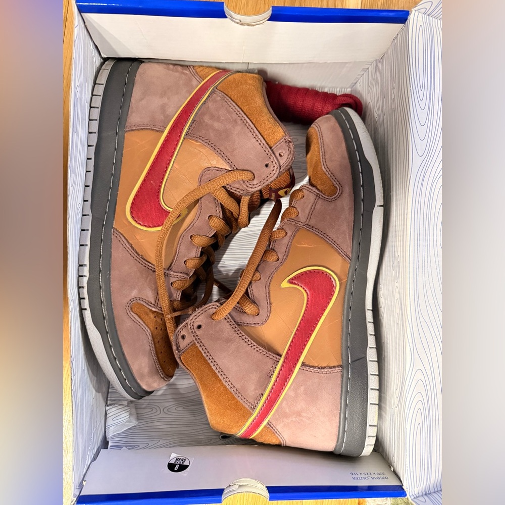 Nike SB Dunk 
Cigar Dunks
Men's Brown and Red Sneakers